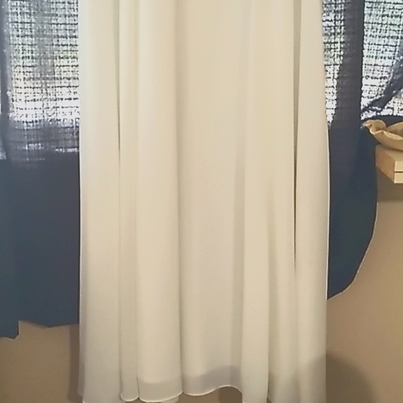 BEAUTIFUL WHITE DRESS - Picture 2 of 15